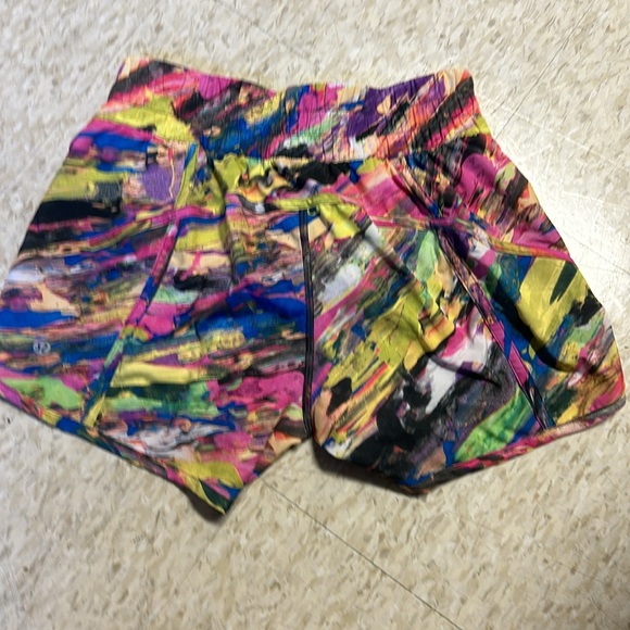 LULULEMON track that short women’s 6 - Picture 2 of 4